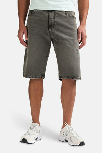 Short en jean gris délavé de Petrol Industries® avec une texture délavée et une poche arrière visible.