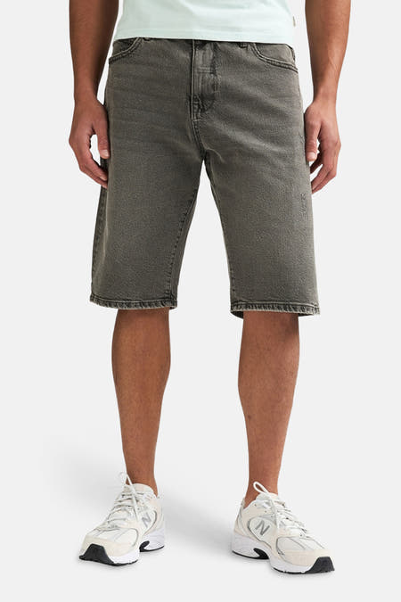 Short en jean gris délavé de Petrol Industries® avec une texture délavée et une poche arrière visible.