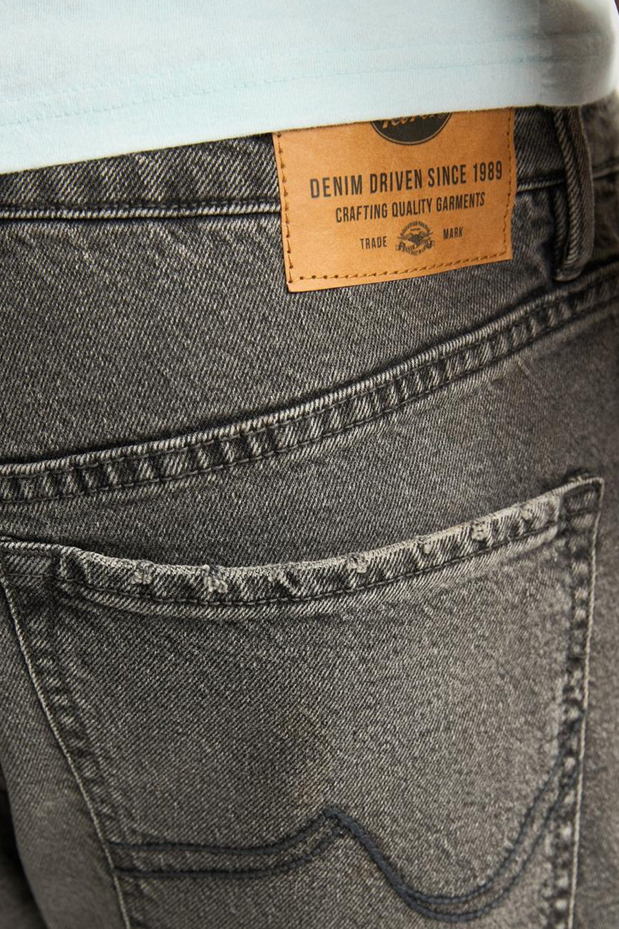 Grijze denim jeansshort van Petrol Industries® met een gewassen textuur en zichtbare achterzak.