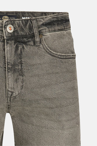 Short en jean gris de Petrol Industries, gros plan sur la ceinture et la poche, avec bouton métallique.