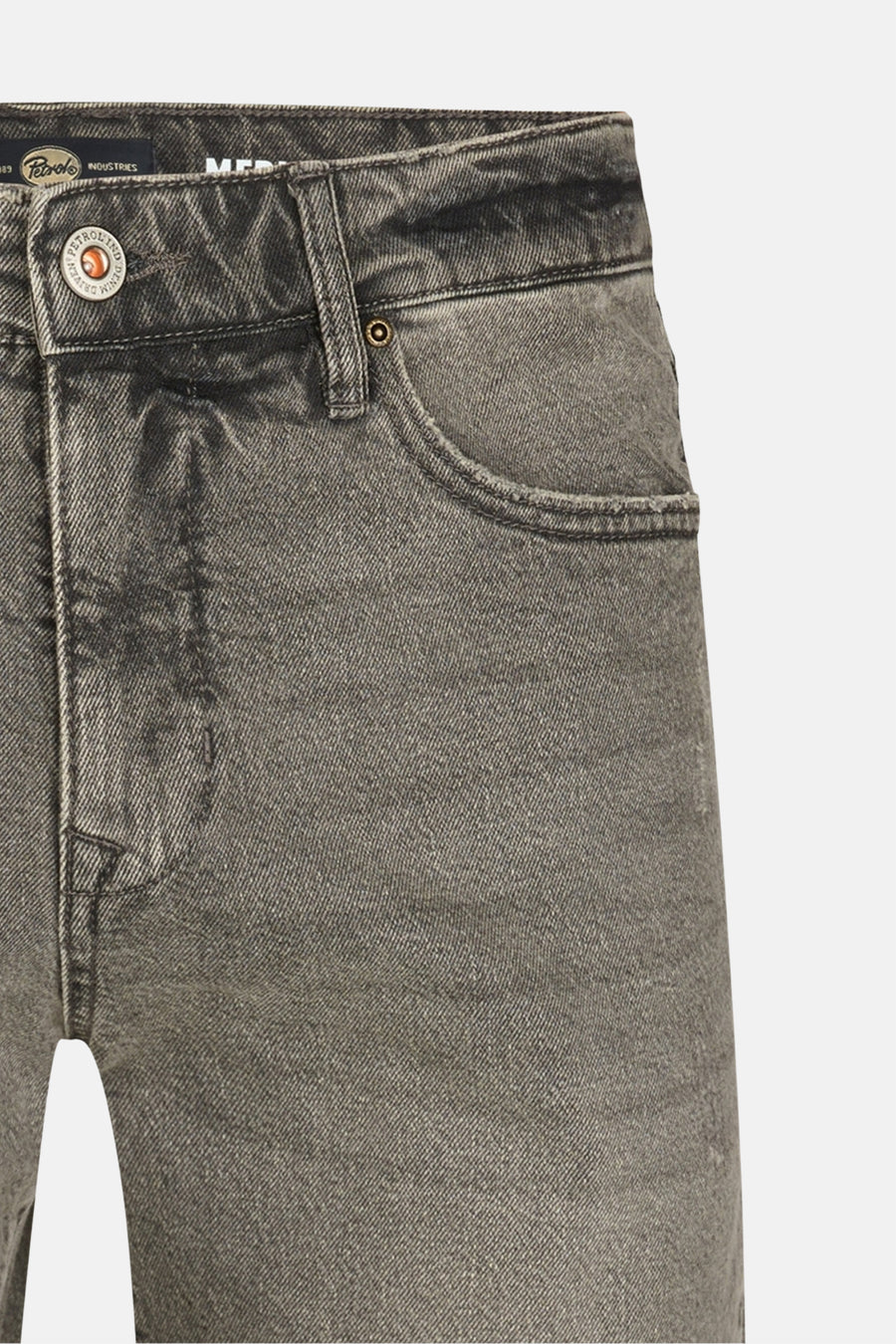 Short en jean gris de Petrol Industries, gros plan sur la ceinture et la poche, avec bouton métallique.