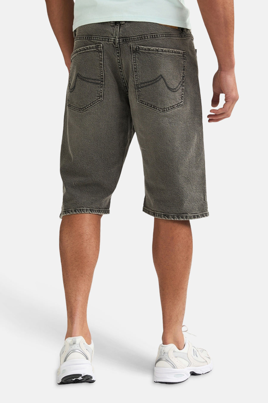 Short en jean gris denim de Petrol Industries, vu de dos, avec des poches arrière et une chemise de couleur claire.