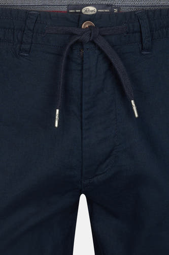 Donkerblauwe short van Petrol Industries, met een trekkoord en knoopsluiting, in een cropped close-up.
