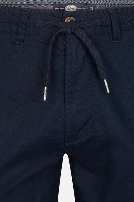 Donkerblauwe short van Petrol Industries, met een trekkoord en knoopsluiting, in een cropped close-up.
