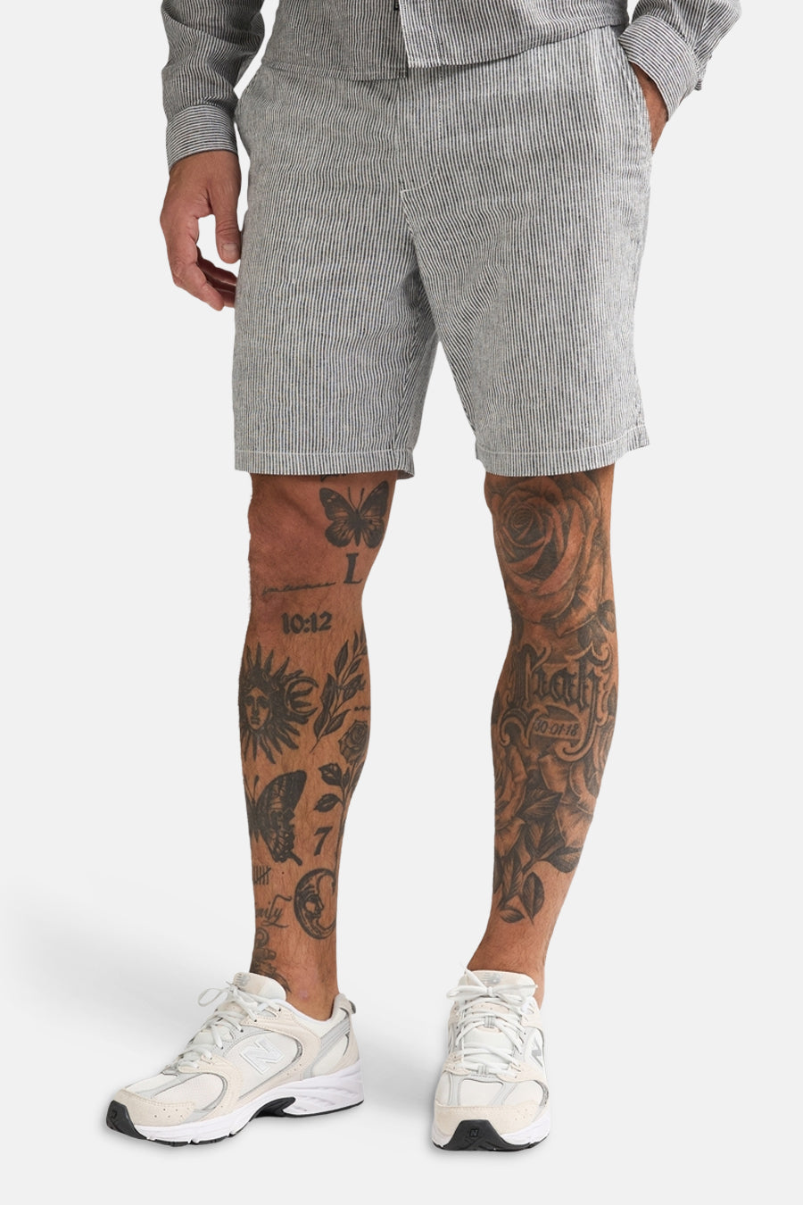 Shorts rayées blanc et gris de Petrol Industries avec taille élastique et cordon de serrage noué.
