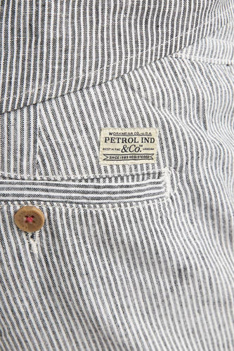 Short bleu à fines rayures de Petrol Industries avec écusson de la marque sur la poche et bouton en bois.