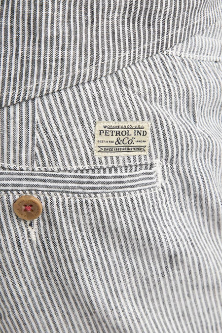 Short bleu à fines rayures de Petrol Industries avec écusson de la marque sur la poche et bouton en bois.