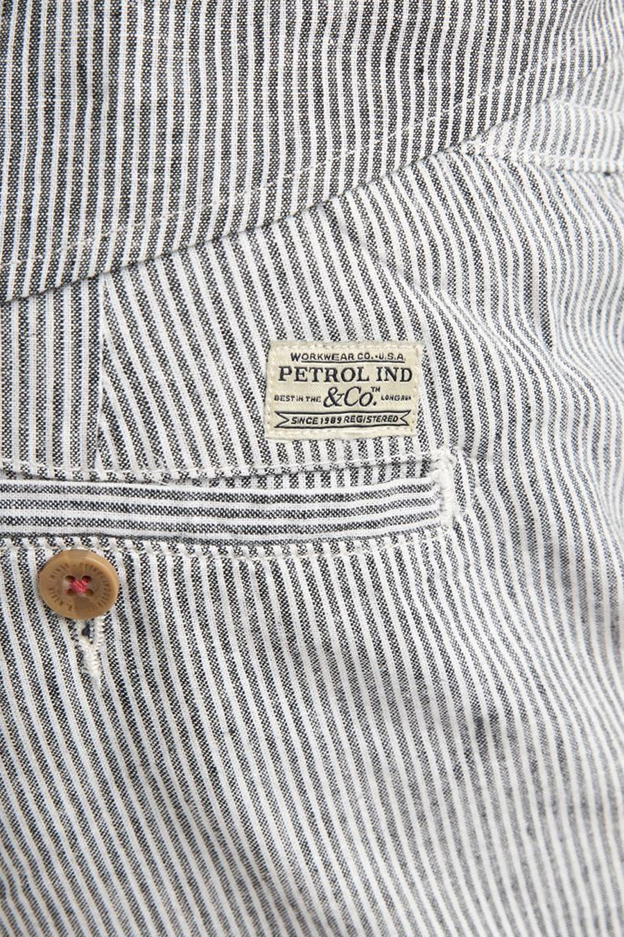 Short bleu à fines rayures de Petrol Industries avec écusson de la marque sur la poche et bouton en bois.