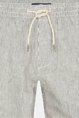 Wit-grijze gestreepte shorts van Petrol Industries met elastische taille en geknoopt trekkoord.