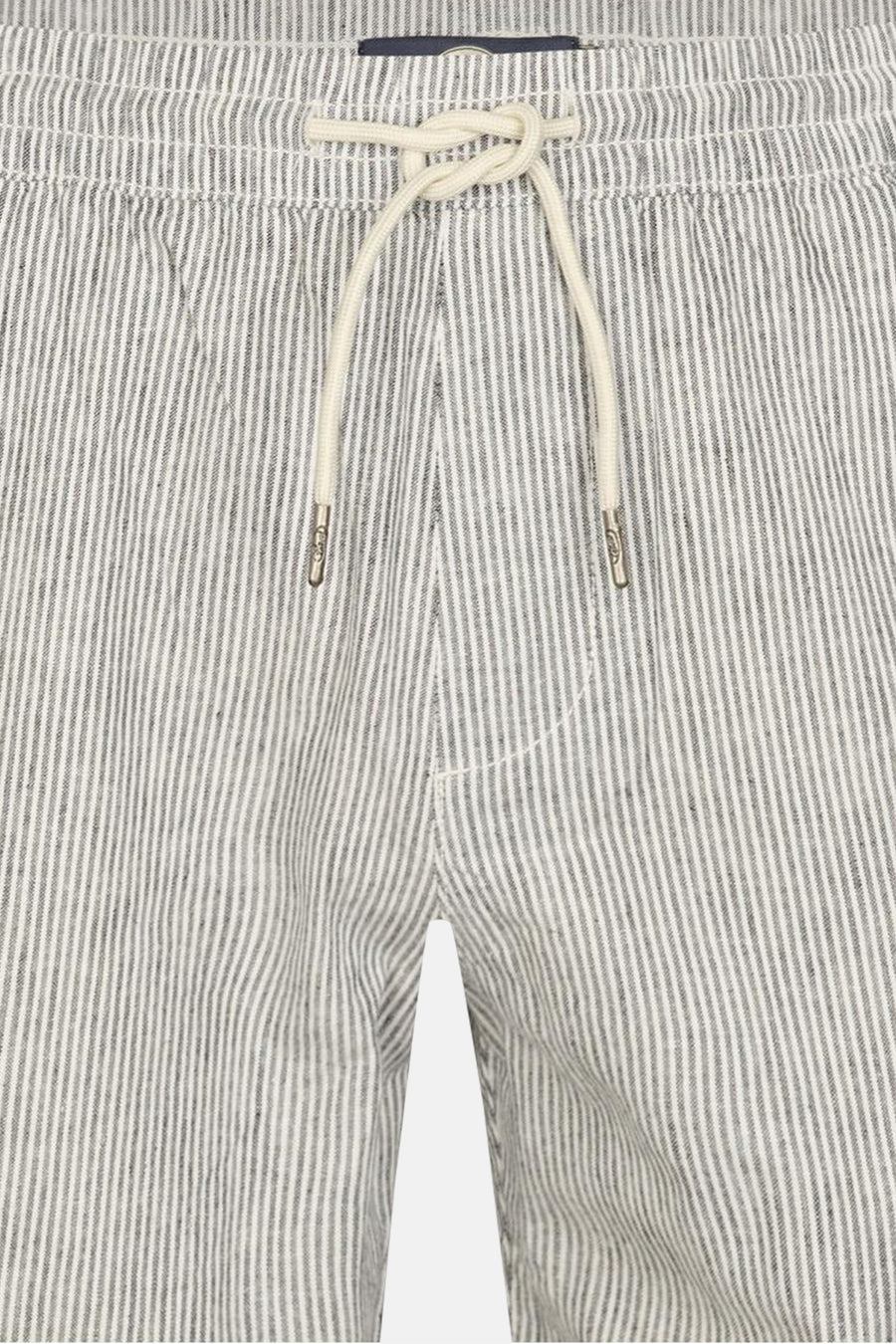 Wit-grijze gestreepte shorts van Petrol Industries met elastische taille en geknoopt trekkoord.