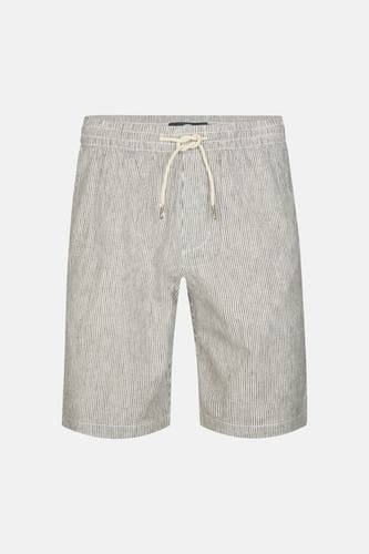 Short rayé gris et écru de Petrol Industries, avec cordon de serrage à la taille.