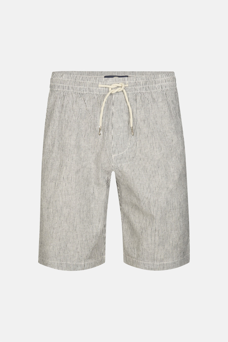 Short rayé gris et écru de Petrol Industries, avec cordon de serrage à la taille.