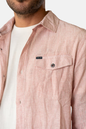 Chemise rose à longues manches de Petrol Industries, avec des rayures verticales et une poche poitrine.