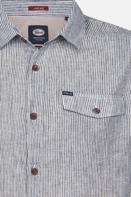 Blauw gestreept overhemd met lange mouwen van Petrol Industries, met een borstzakje en knoopsluiting.