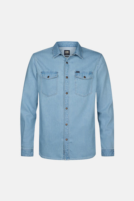 Lichtblauwe denim jeansjas van Petrol Industries met lange mouwen, knoopsluiting en twee borstzakken.
