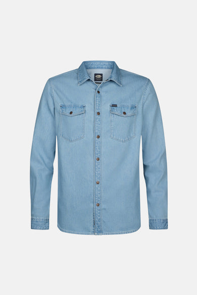 Lichtblauwe denim jeansjas van Petrol Industries met lange mouwen, knoopsluiting en twee borstzakken.
