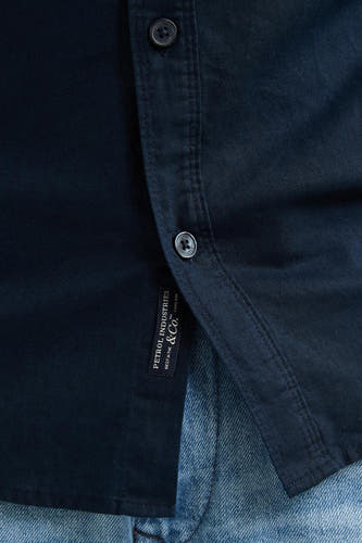 Blauw heren overhemd van Petrol Industries, met knoopsluiting en een label op de borst.