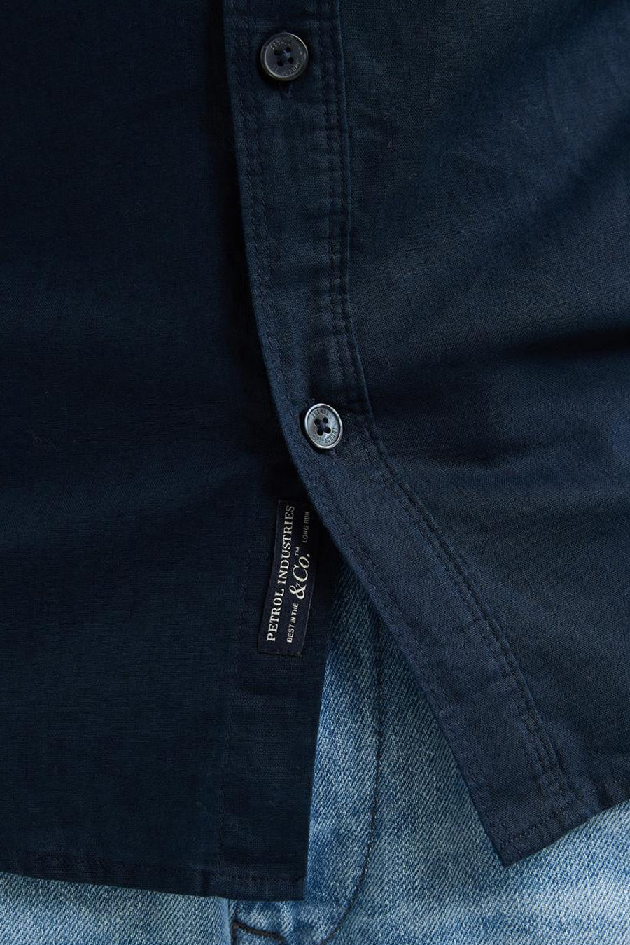 Blauw heren overhemd van Petrol Industries, met knoopsluiting en een label op de borst.