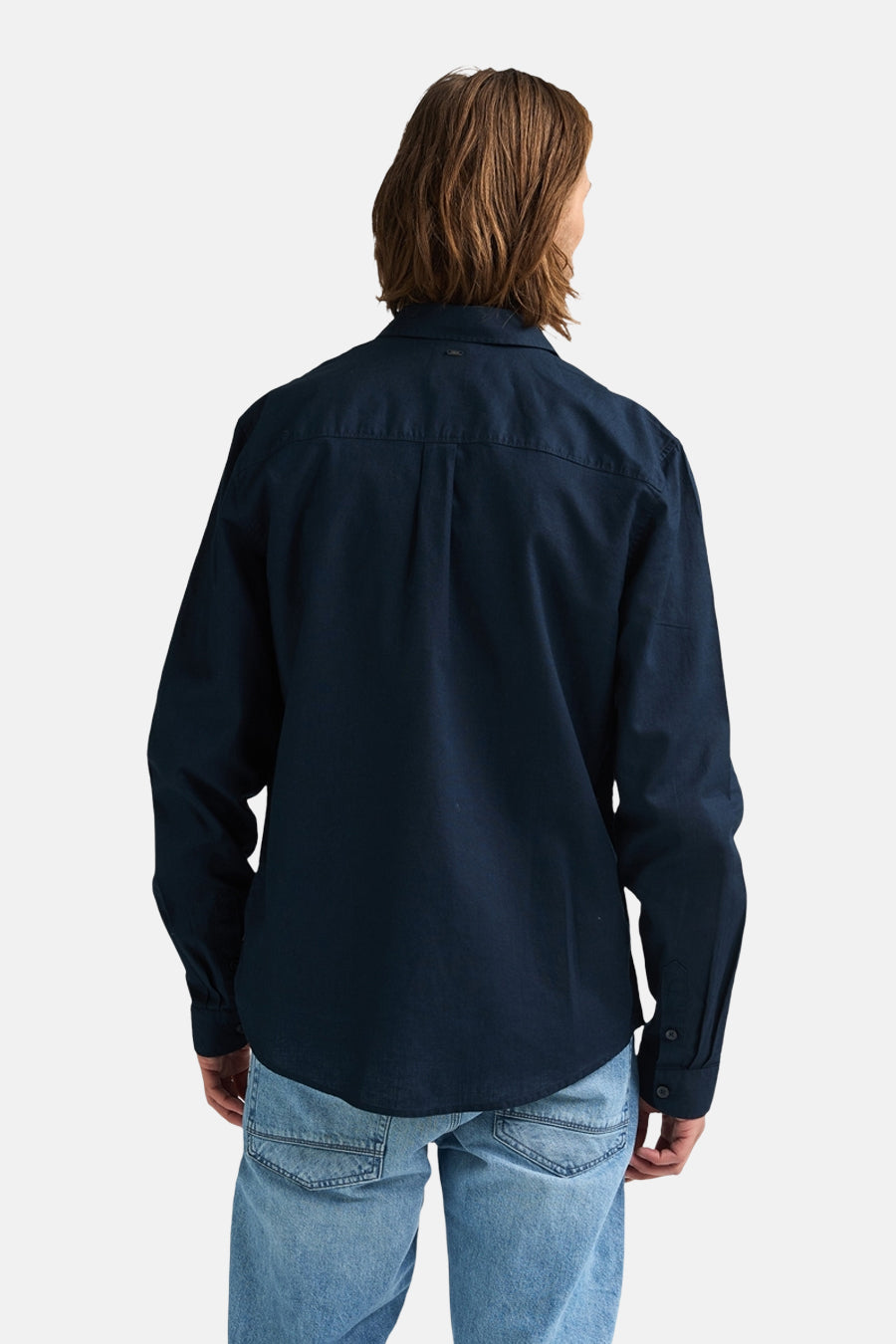 Blauw hemd van Petrol Industries met lange mouwen, gezien van achteren, gedragen met een jeans.