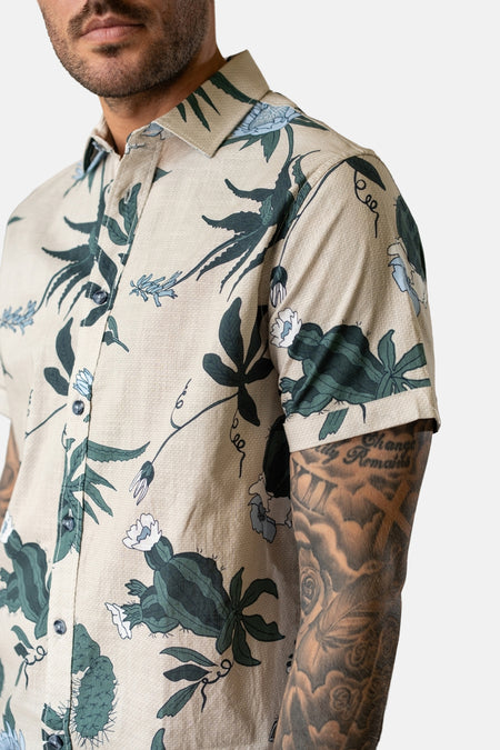 Multikleurig hemd met korte mouwen van Petrol Industries®, met een botanische print en knoopsluiting, in close-up.