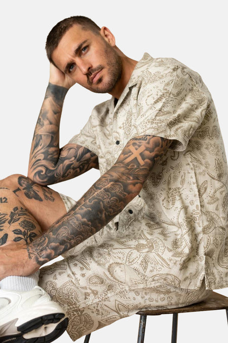 Ecru hemd met korte mouwen van Petrol Industries®, met een paisley patroon en gedetailleerde tatoeages.
