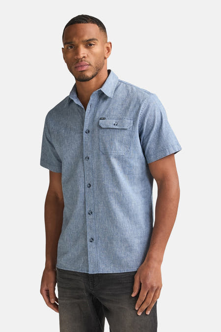 Blauw overhemd met korte mouwen van Petrol Industries, met knoopsluiting en borstzak.