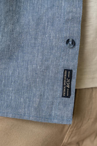 Blauw overhemd met korte mouwen van Petrol Industries, met een label op de borst en een knoop.