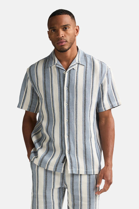 Blauw gestreept overhemd met korte mouwen van Petrol Industries®, met knoopsluiting en open kraag.