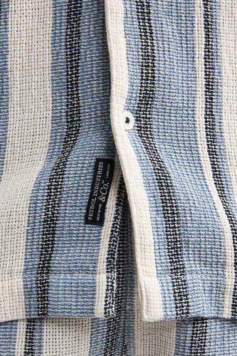 Blauw gestreept overhemd met korte mouwen van Petrol Industries, met een geweven textuur en een label.