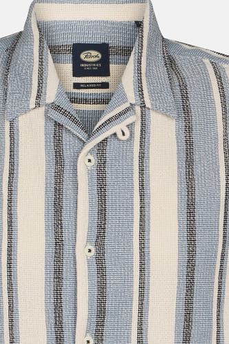 Blauw gestreept overhemd met korte mouwen van Petrol Industries®, met een open kraag en knoopsluiting.