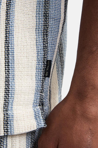 Blauw gestreept overhemd met korte mouwen van Petrol Industries, close-up, met textuureffect.