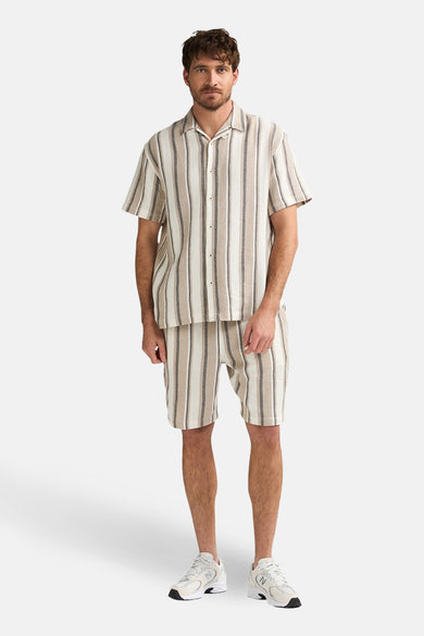 Chemise beige à manches courtes de Petrol Industries®, avec rayures verticales et coupe décontractée.