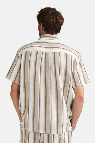 Chemise beige à manches courtes de Petrol Industries®, avec rayures verticales et pli au dos.