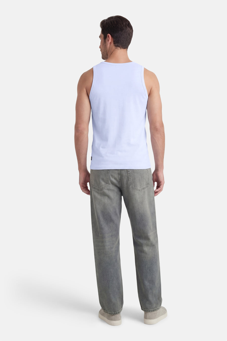 Blauwe tanktop van Petrol Industries, achterkant, gedragen met een grijze jeans en suède schoenen.
