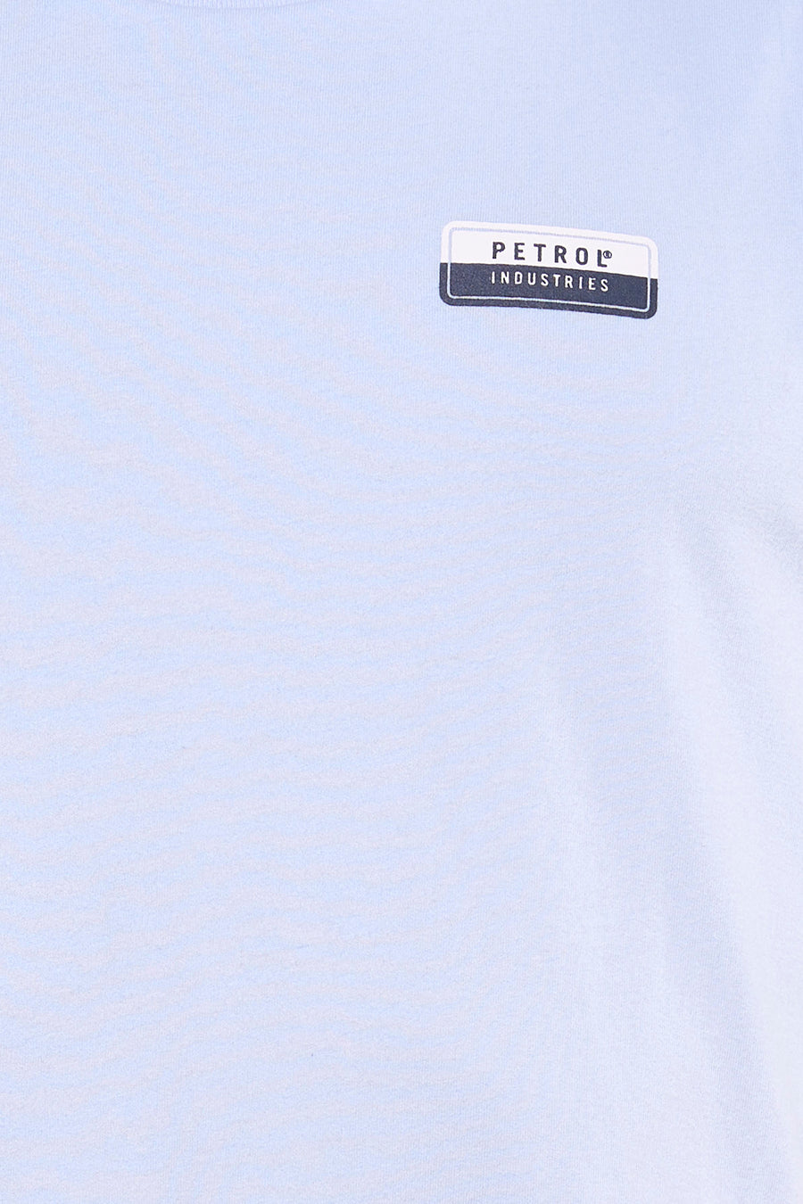 Blauwe tanktop van Petrol Industries, met een logo-badge rechtsboven.

