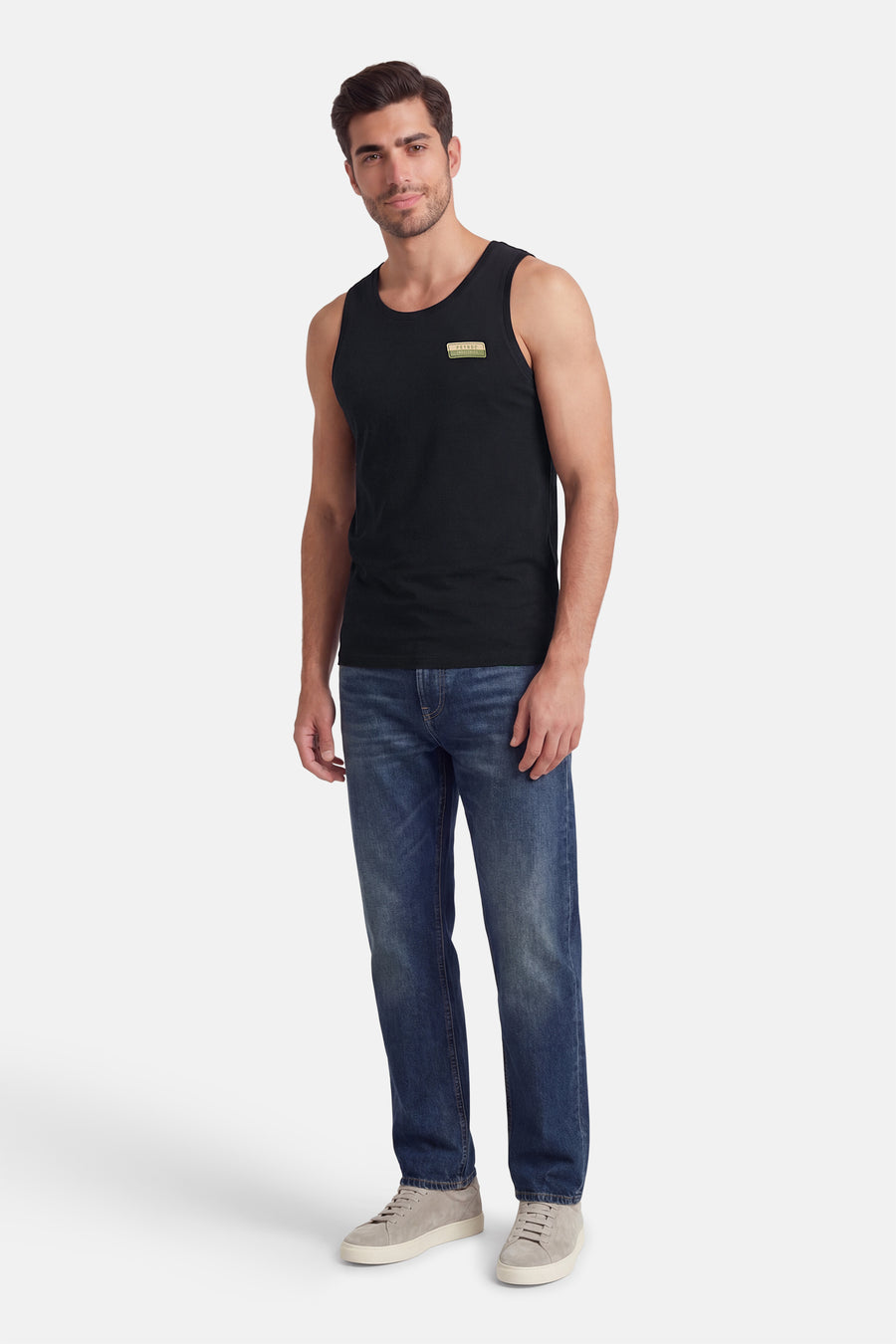 Zwarte tanktop van Petrol Industries, met een logo embleem en gecombineerd met jeans en grijze schoenen.
