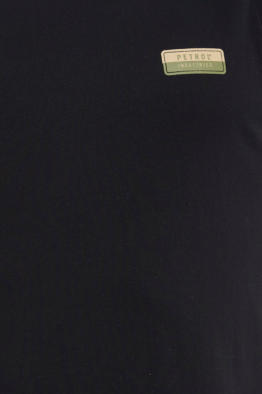 Zwarte tanktop van Petrol Industries, met een klein rechthoekig logo-embleem op de borst.