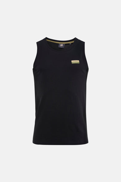 Débardeur noir de Petrol Industries, avec un écusson logo et combiné avec un jean et des chaussures grises.