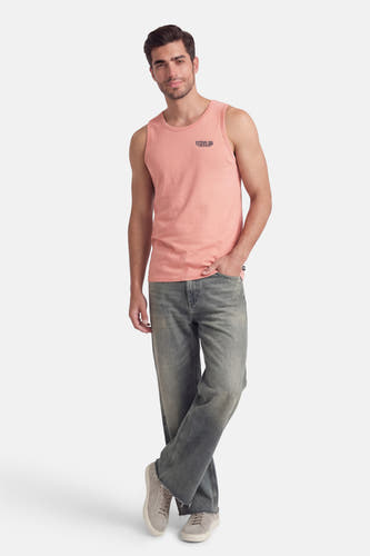 Roze tanktop van Petrol Industries®, met jeans en grijze sneakers.