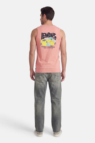 Roze tanktop van Petrol Industries, met print van citroenen op de rug, gecombineerd met grijze jeans en sneakers.

