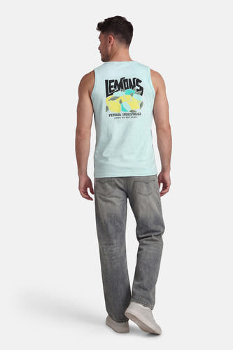 Groene tanktop van Petrol Industries, met een print van citroenen op de rug, gecombineerd met grijze jeans en witte sneakers.