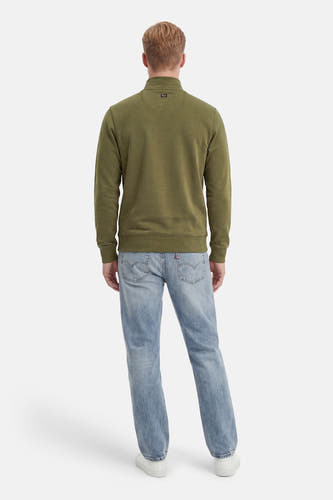 Groene sweater met ronde hals van Petrol Industries, achterkant, gecombineerd met blauwe jeans en witte sneakers.