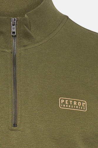 Groene sweater met ronde hals van Petrol Industries, met korte ritssluiting en een logopatch op de borst.
