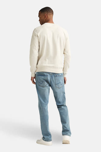 Ecrukleurige sweater met ronde hals van Petrol Industries, rugaanzicht, gecombineerd met jeans en witte sneakers.