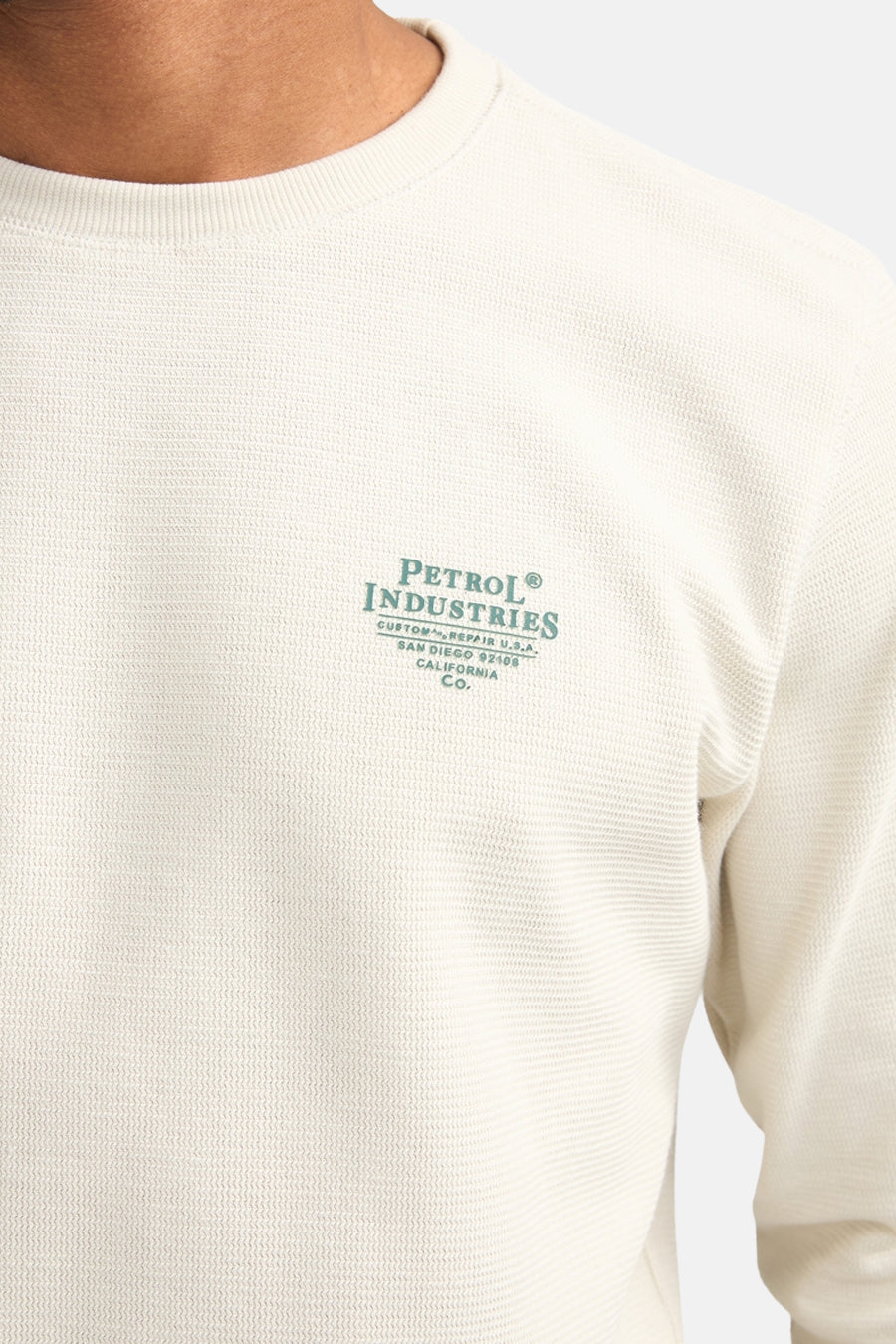 Ecru sweater met ronde hals van Petrol Industries®, met een subtiele textuur en klein logo op de borst.
