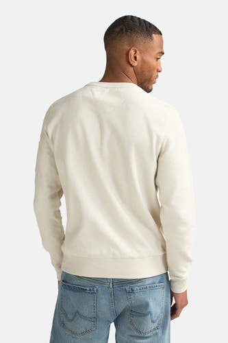 Ecru sweater met ronde hals van Petrol Industries, rugaanzicht met lichtblauwe jeans