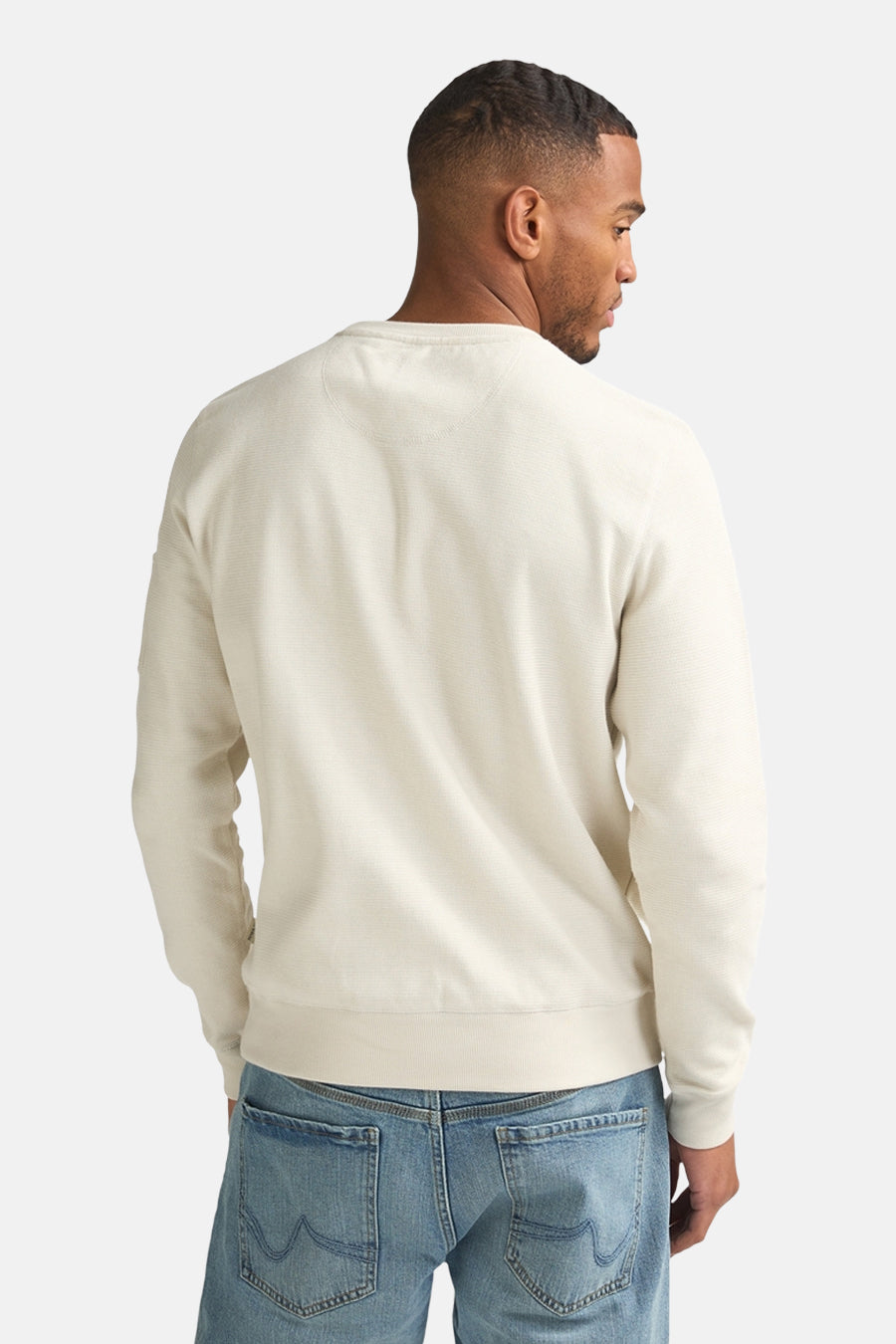 Ecru sweater met ronde hals van Petrol Industries, rugaanzicht met lichtblauwe jeans