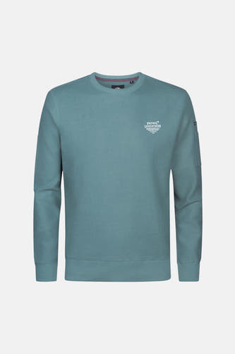 Pull vert avec col rond de Petrol Industries®, avec imprimé texte blanc sur la poitrine.