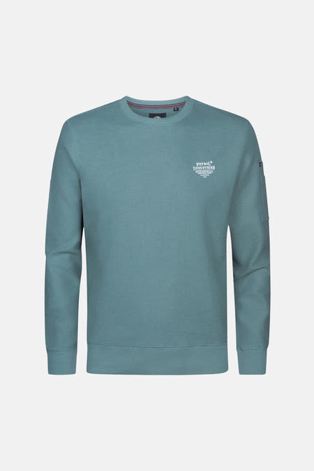 Groene sweater met ronde hals van Petrol Industries, met ribstructuur en een borstlogo.