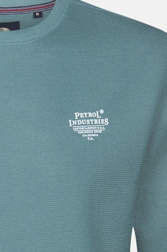 Groene sweater met ronde hals van Petrol Industries®, met witte tekstprint op de borst.